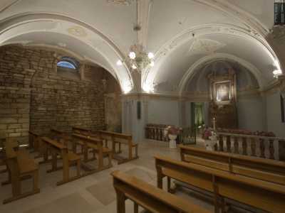...offre la curiosa visione del prolungamento murario non intonacato della chiesa sovrastante